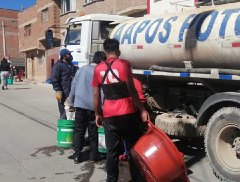 Sequía: cada día más vecinos de  Potosí reciben agua por cisterna