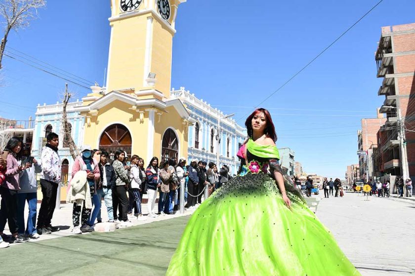Desfile de modas en Uyuni mostró riqueza de textiles potosinos