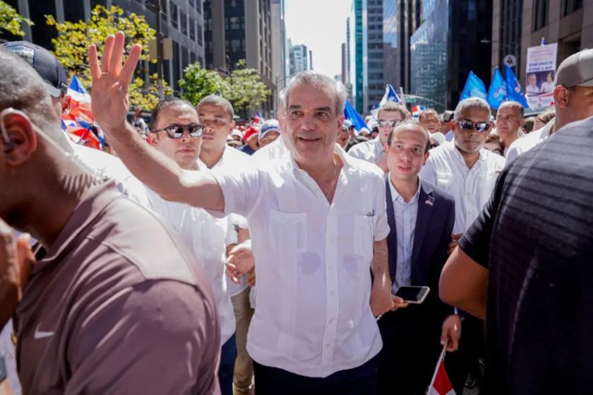 El presidente dominicano se lanza a la reelección con críticas a la oposición y una defensa a su Gobierno