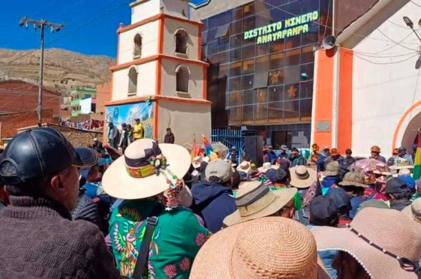 Continúa el bloqueo de la alcaldía de Chayanta