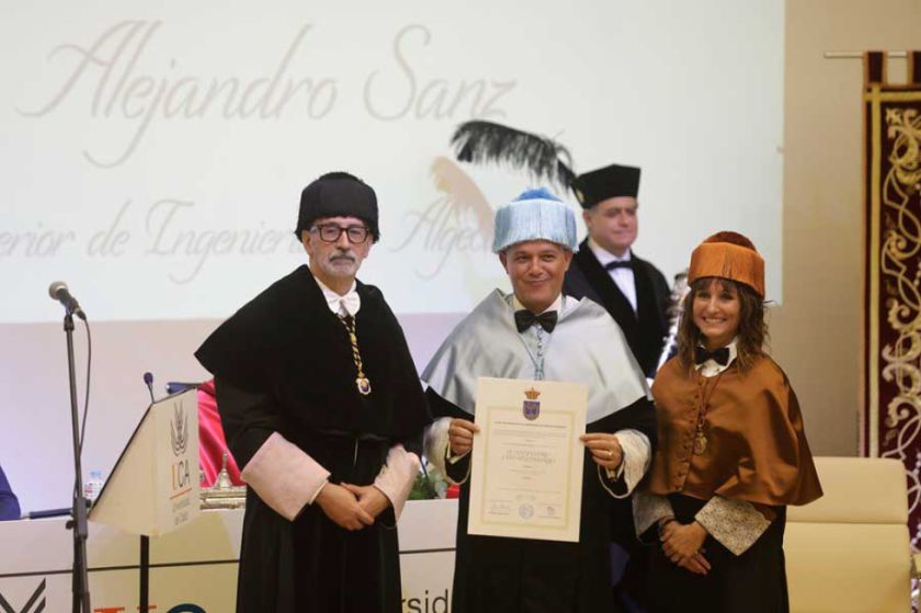 Alejandro Sanz recibe título doctor honoris causa de la alegría