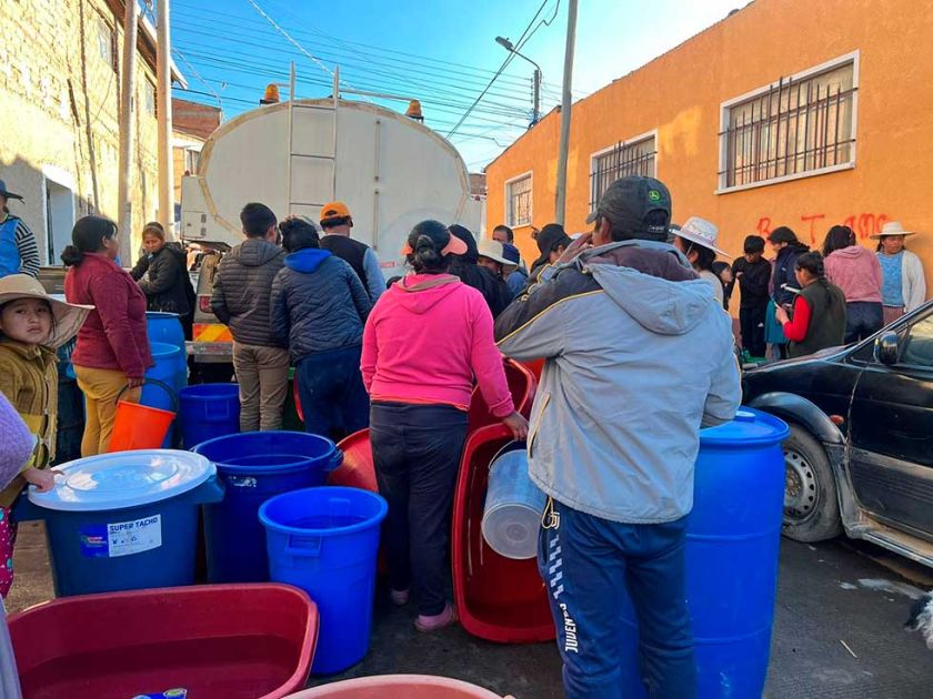 Denunciaron la venta ilegal de  agua hasta en Bs 200 el turril