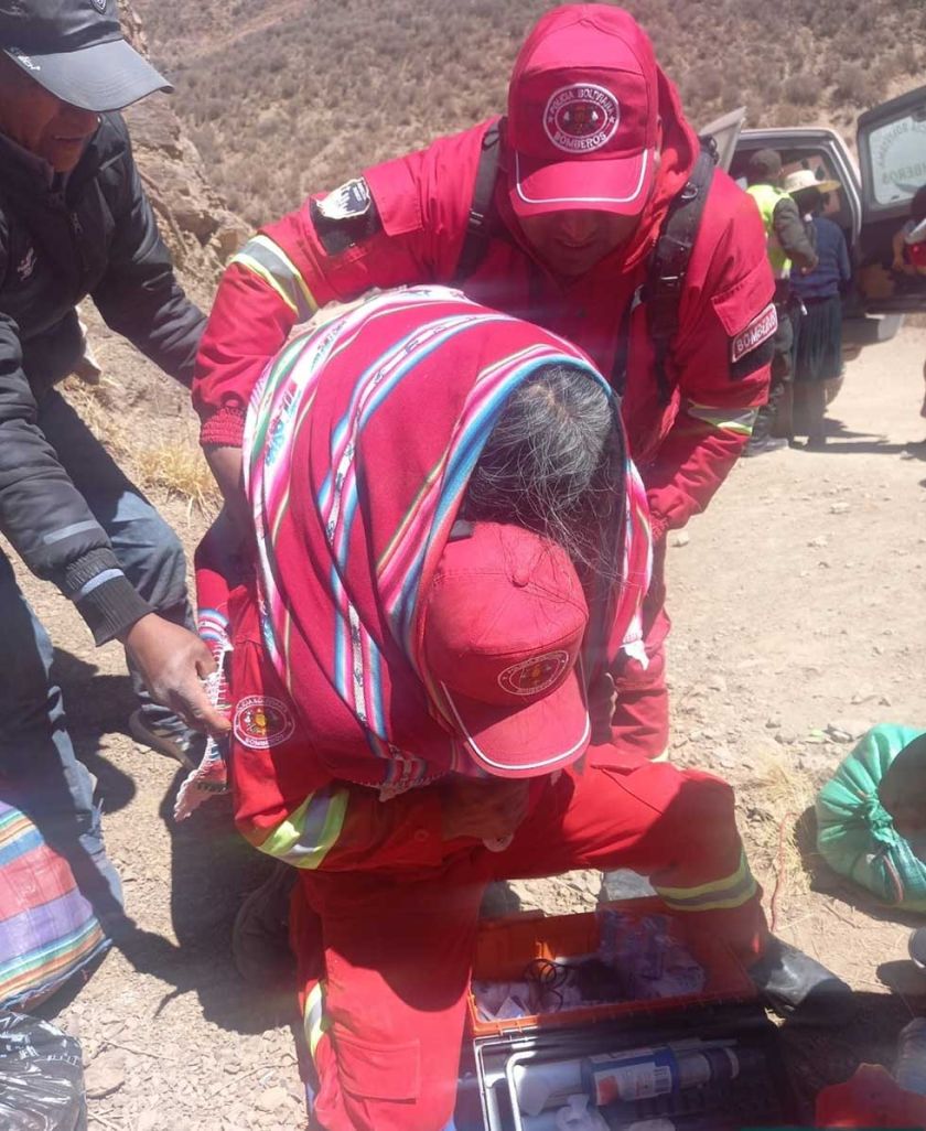 Bomberos rescatan a una familia que sufrió accidente
