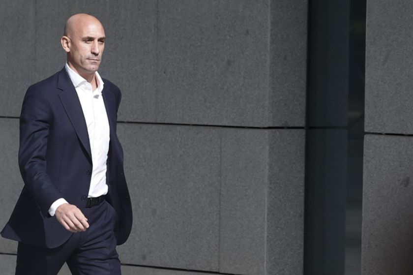 La Fiscalía pide que Luis Rubiales no pueda acercarse a Jenni Hermoso ni comunicarse con ella