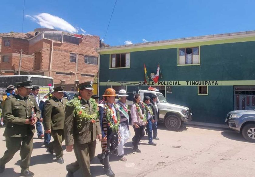 Policía estuvo en el aniversario LXV de Tinguipaya