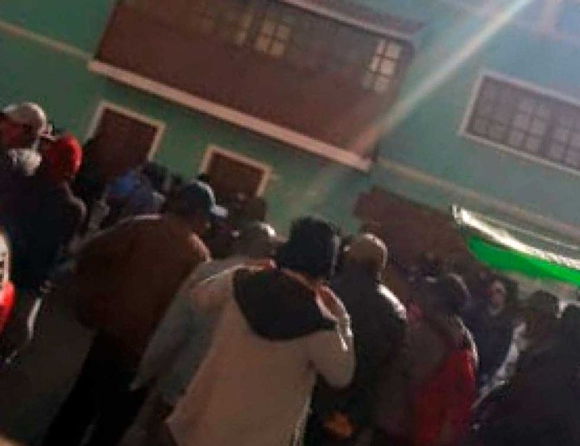 Campesinos amenazan bloquear la carretera entre Potosí y Sucre