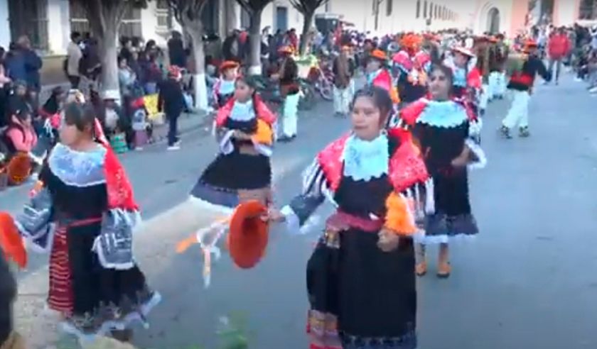Los centros mostraron sus danzas en entrada folclórica