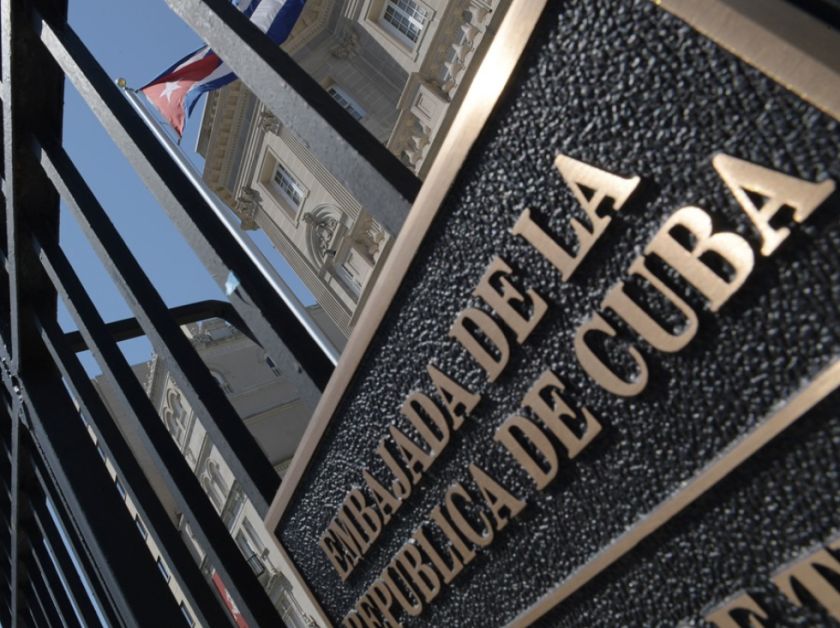 Cuba califica de “terrorista” un ataque con cócteles molotov a su embajada en Washington
