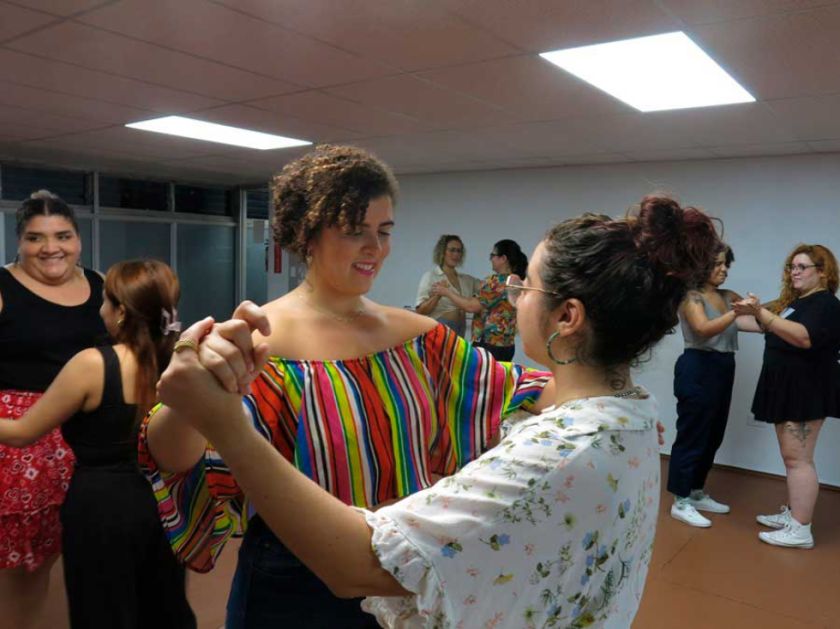 Puertorriqueños derriban roles de género al bailar la salsa