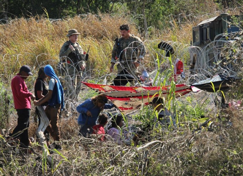 Agentes de EE.UU. retienen a migrantes a la intemperie y sin comida a metros del río Bravo