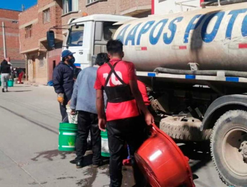 Padres trabajan para evitar escases de agua en escuelas