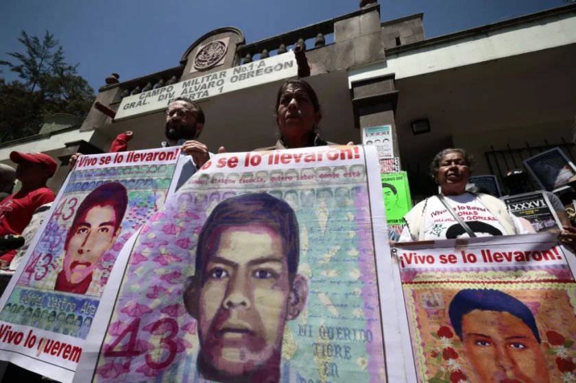 Padres de Ayotzinapa piden investigar penalmente al expresidente mexicano Peña Nieto