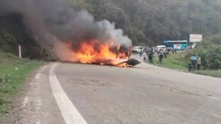 Un minibús se incendia en ruta Cochabamba-Santa Cruz