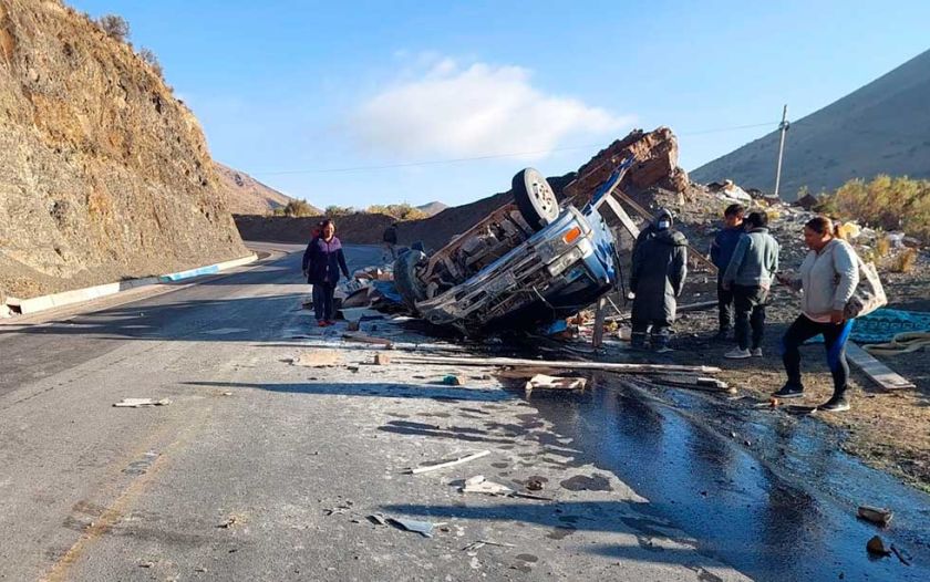 Potosí: Choque y vuelco de un camión provoca la muerte de una persona