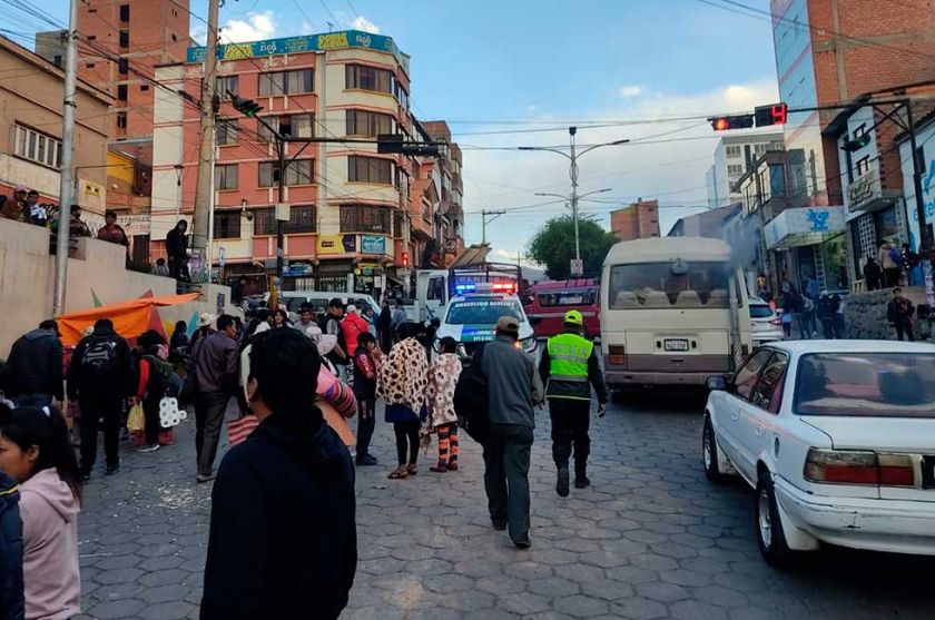 Minibús se queda sin frenos y arrolla a tres personas en la zona exterminal