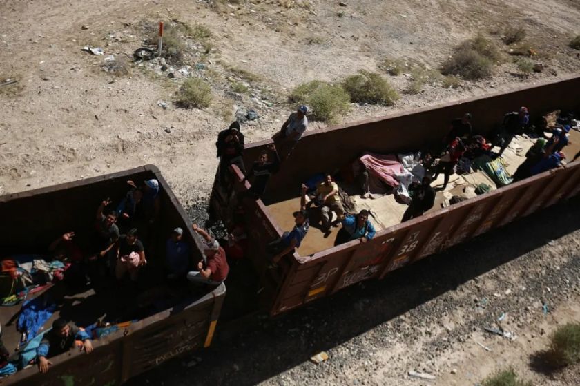 Miles de migrantes desafían los operativos en los trenes de México para llegar a EE.UU.