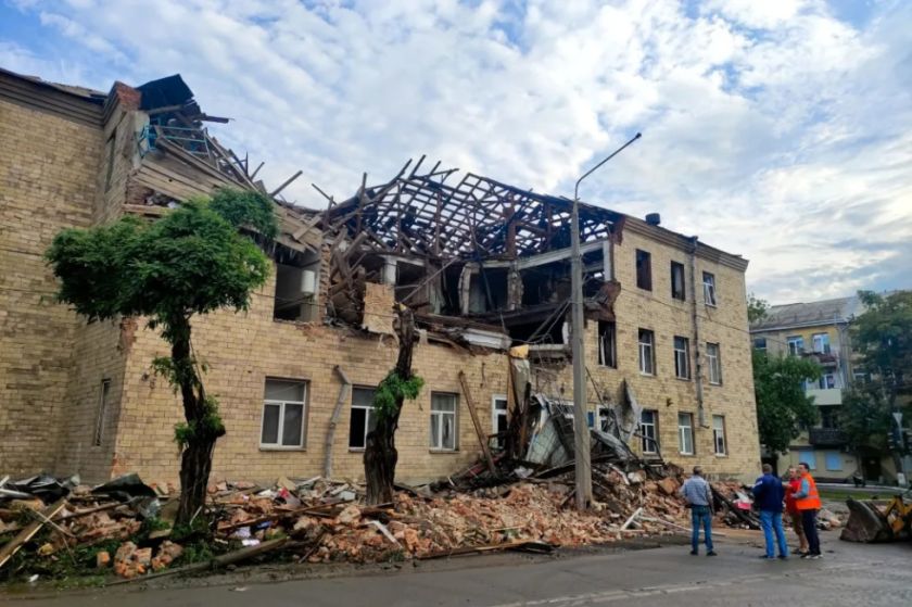 Zelenski denuncia al menos 51 muertos en un ataque ruso contra un pueblo de Járkov