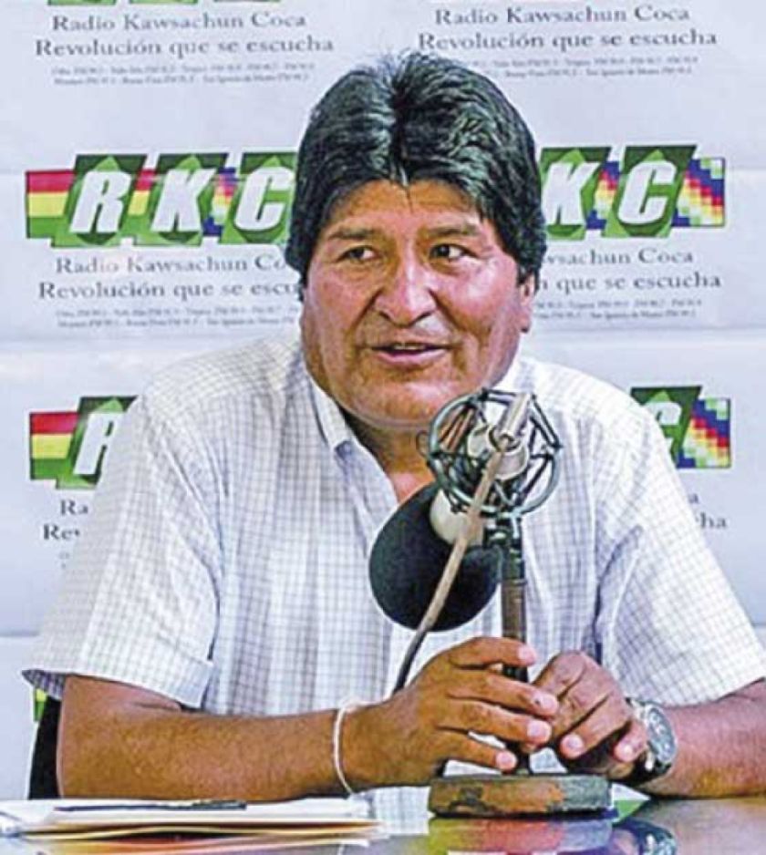 Evo: A Luis Arce solo le falta agarrar la Biblia y rezar como Camacho