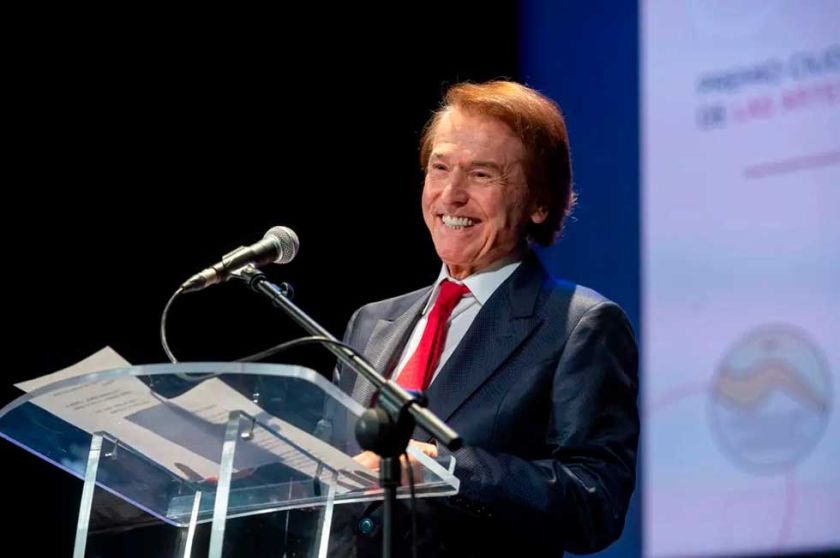Raphael recoge el Premio de las Artes y las Letras