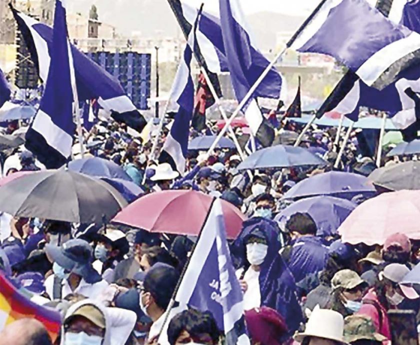 Evistas y arcistas cruzan denuncias de “atentado”