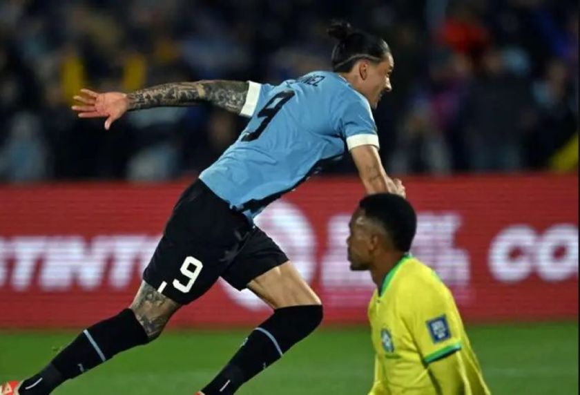 Uruguay se impuso (2-0) con autoridad a Brasil y le quitó su invicto
