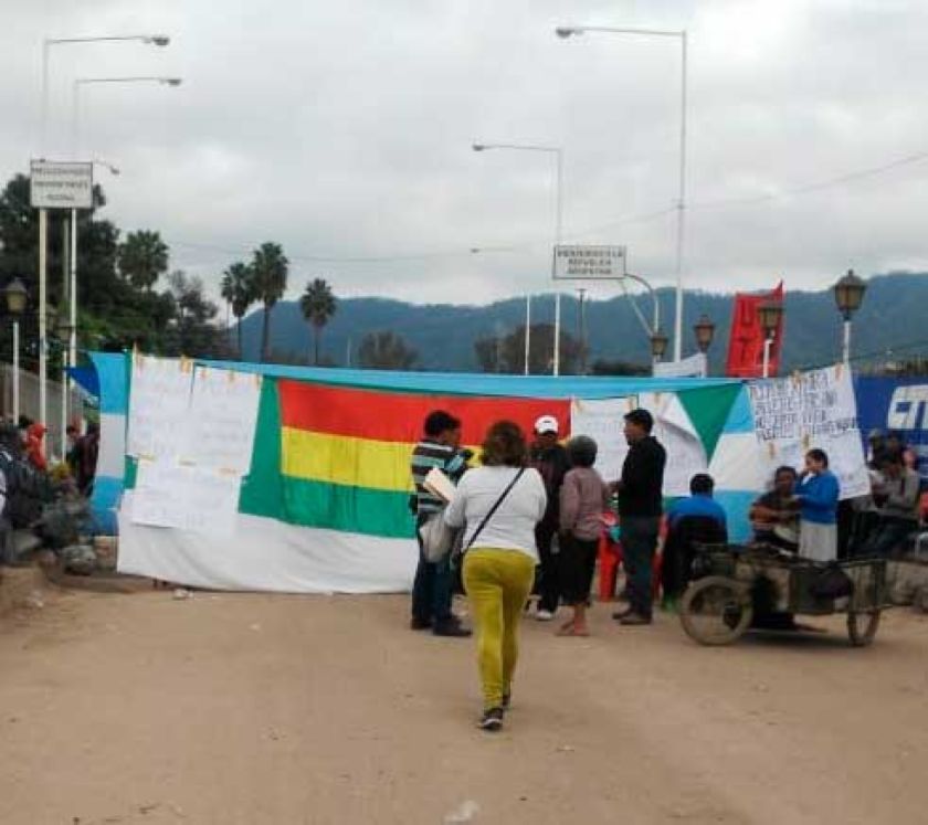 Puente Bolivia - Argentina aún permanece bloqueado