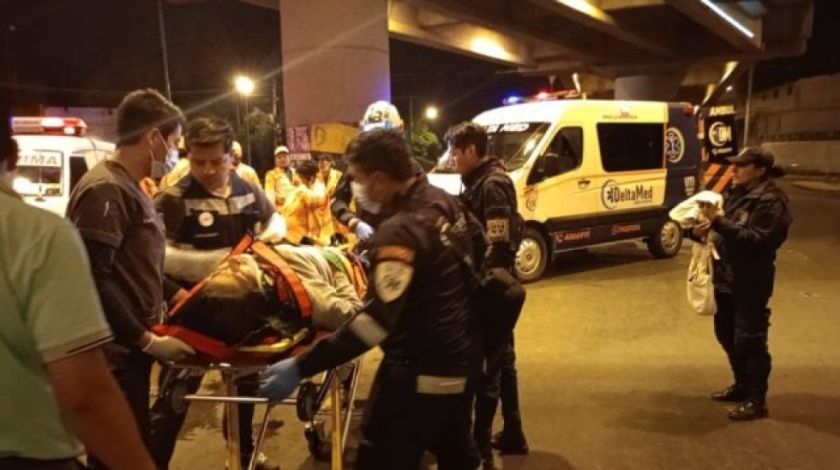 Cochabamba: Una mujer se lanza de un puente, pero un guardia la salva amortiguando su caída
