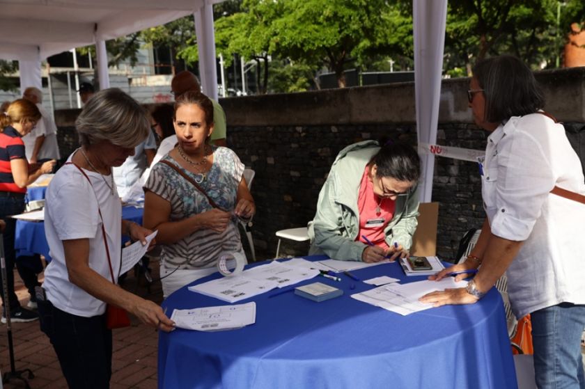 Abren los centros de votación para las primarias opositoras de Venezuela