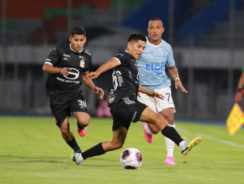 Aurora lidera la “B” con remontada