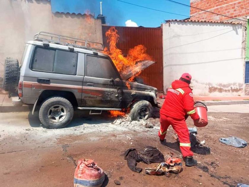Vehículo en llamas causó susto en vecinos de la plaza Huaychu