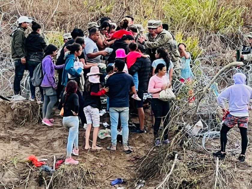 Migrantes derriban a la Guardia Nacional y el cerco de púas en la frontera de México-EE.UU.