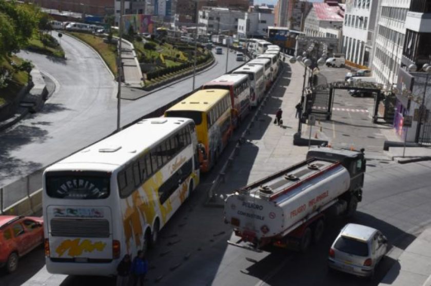 Reportan filas por combustible en cuatro ciudades de Bolivia; la ANH niega desabastecimiento