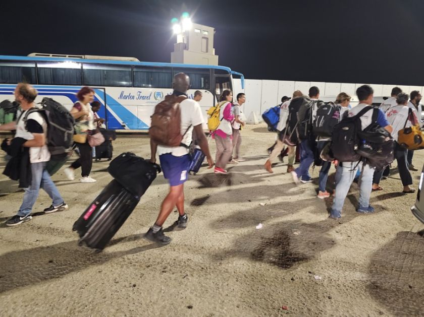 Salvoconductos, visado y 72 horas para dejar Egipto, el trámite de los refugiados de Gaza