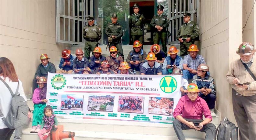 Mineros protestan en TCP y denuncian paralelismos