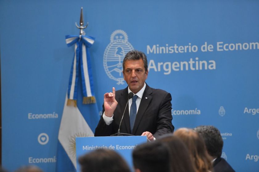 Massa y Milei salen a la caza de votos para el balotaje en Argentina