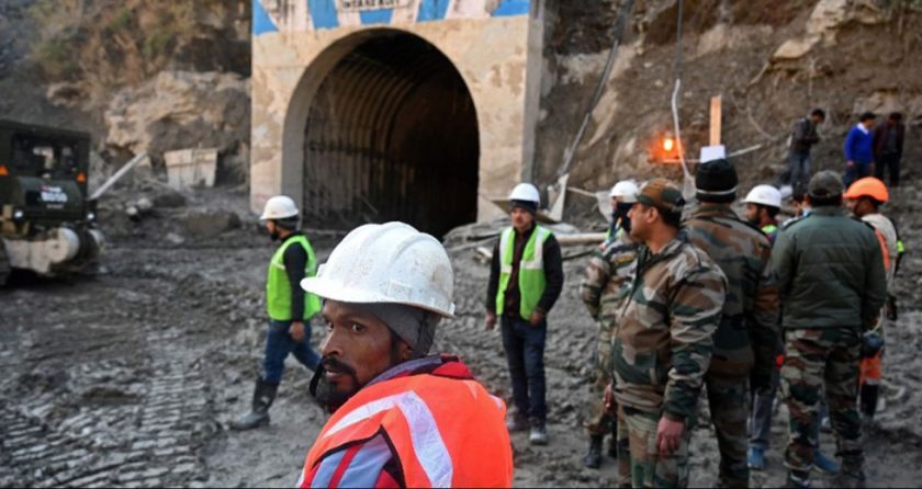 Reportan que hay más de treinta trabajadores atrapados tras derrumbe de un túnel en construcción en India
