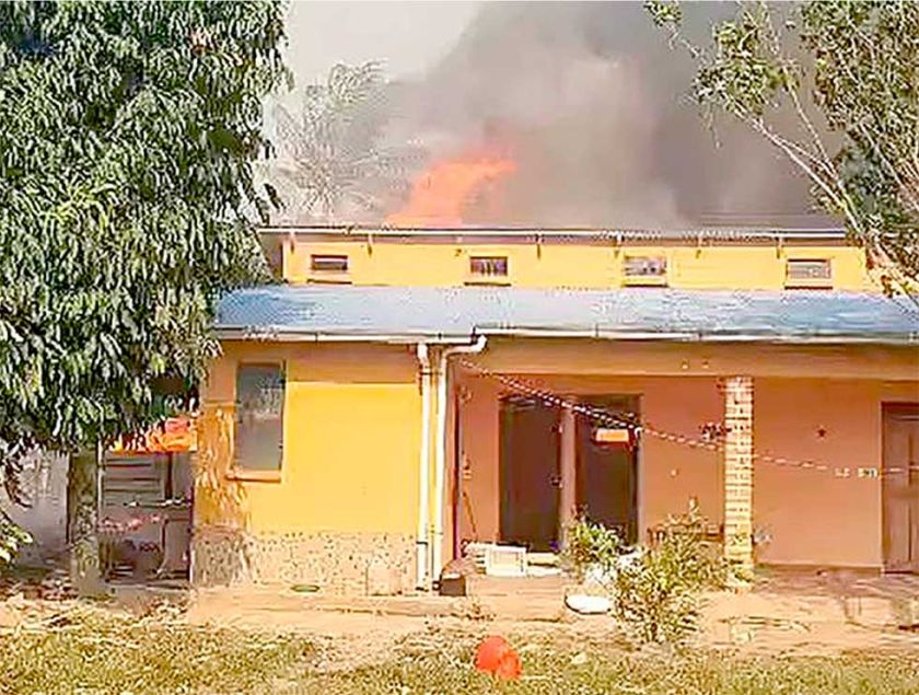 Fuego obliga a tacanas a abandonar sus casas