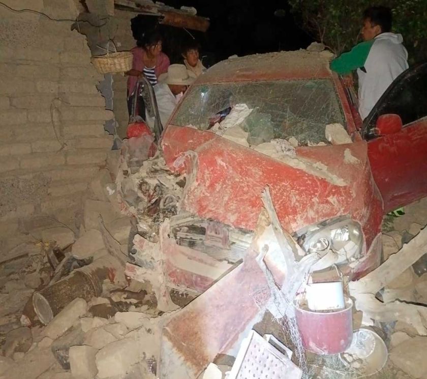 Vehículo se despeña contra una casa al salirse de la vía