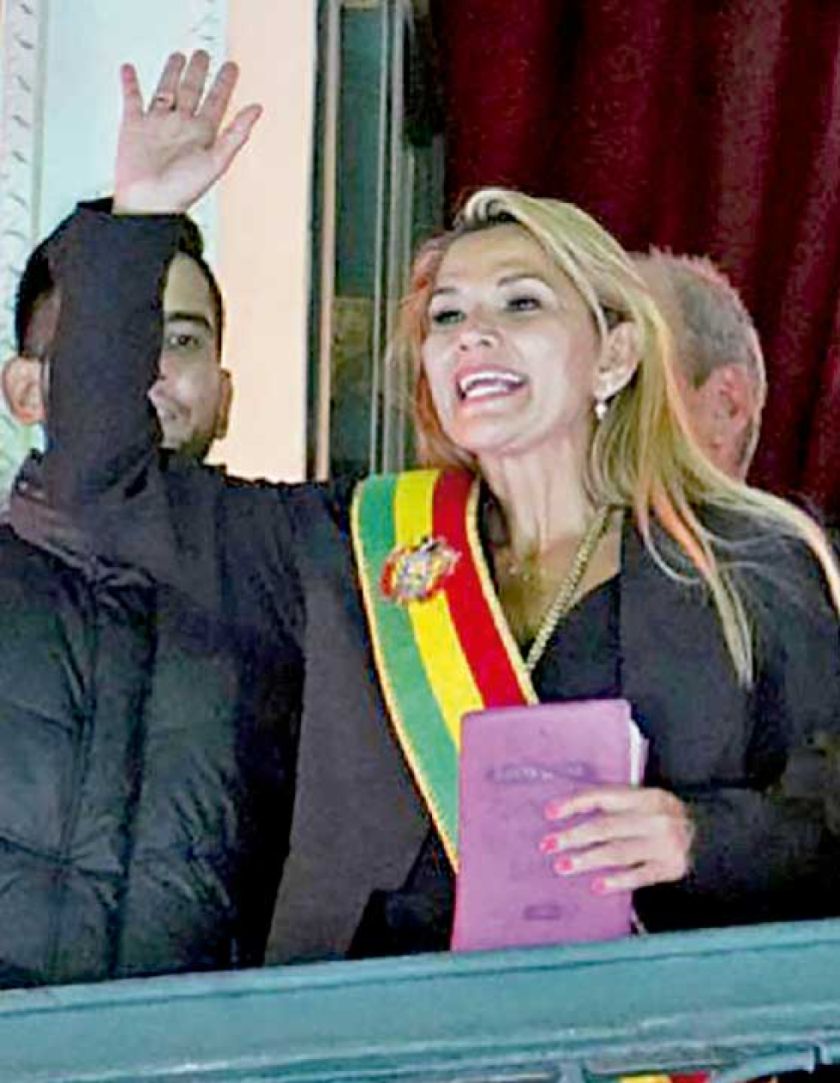 Áñez: “Asumí por sucesión constitucional”