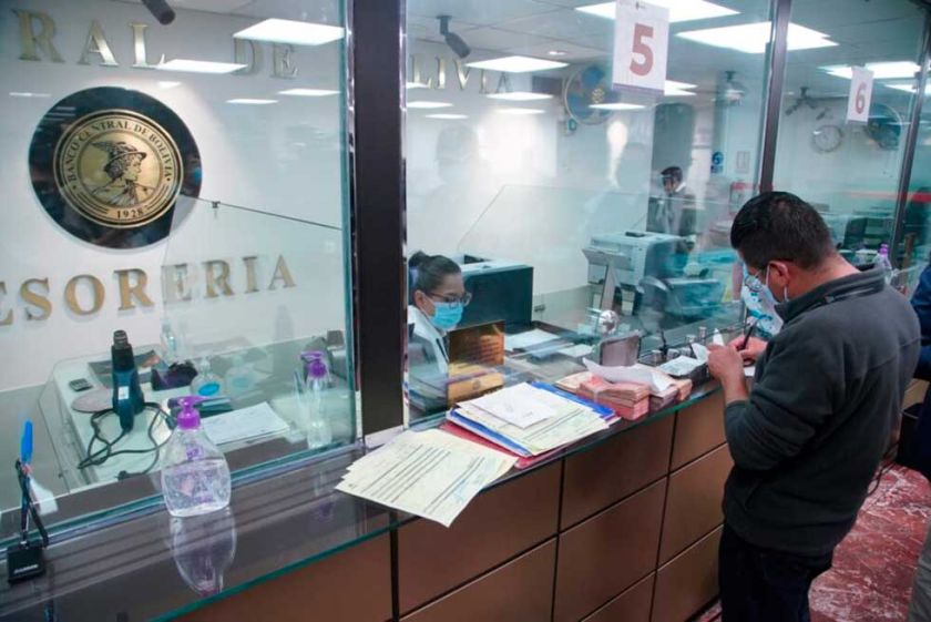 El sistema financiero tiene “provisión regular de dólares”, según Asoban