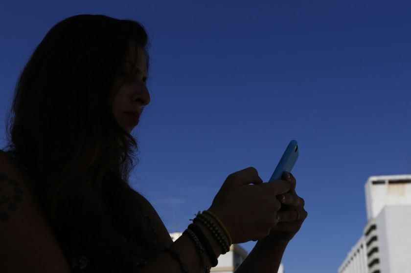 La mitad de la población en España se autodiagnostica en internet, más mujeres que hombres