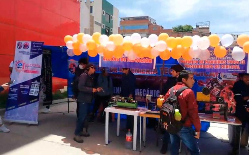 UATF expone características de sus carreras en una feria