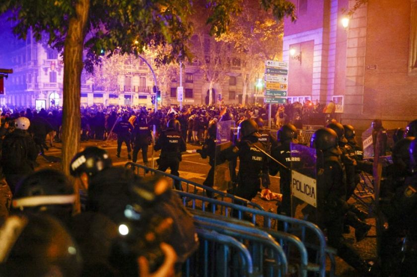 Incidentes y cargas policiales en una nueva protesta en la sede del PSOE en Madrid con 7 detenidos y 7 heridos
