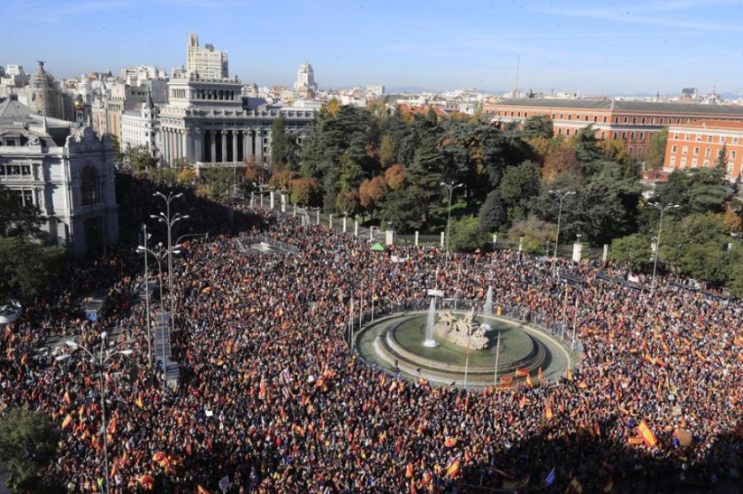 Unas 170.000 personas participan en una nueva protesta contra la ley de amnistía en Madrid