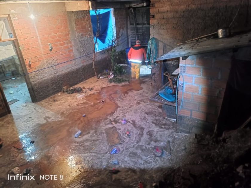Colapsa un muro y se inundan viviendas por intensa lluvia en Sucre