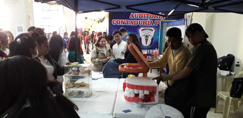 UATF expuso sus carreras en feria