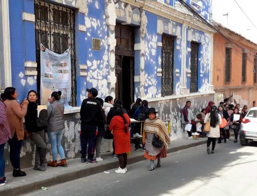Familias dejan formularios en escuelas de alta demanda para preinscripción 2023