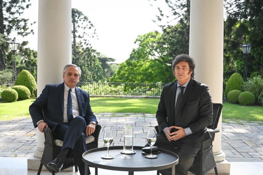 La transición en Argentina comienza con una primera reunión entre Fernández y Milei