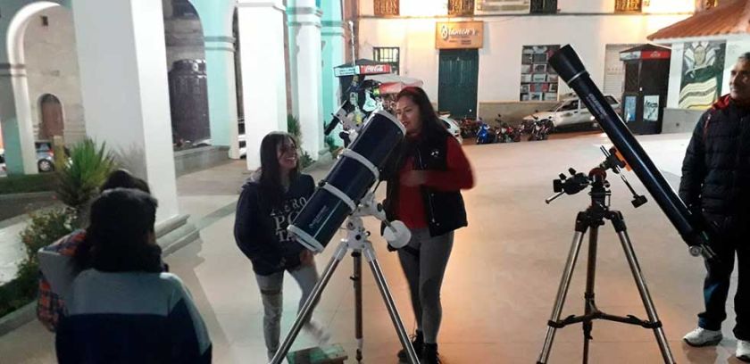 Club de geología planetaria observa el cielo en Potosí