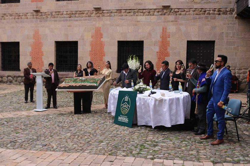 Presentan el Cementerio jardín "Pradera  Imperial " en Potosí